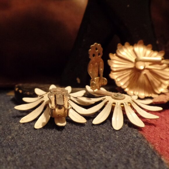 Vintage CLIP-ON Earrings Enamel Daisy SET OF 2 - Picture 5 of 6